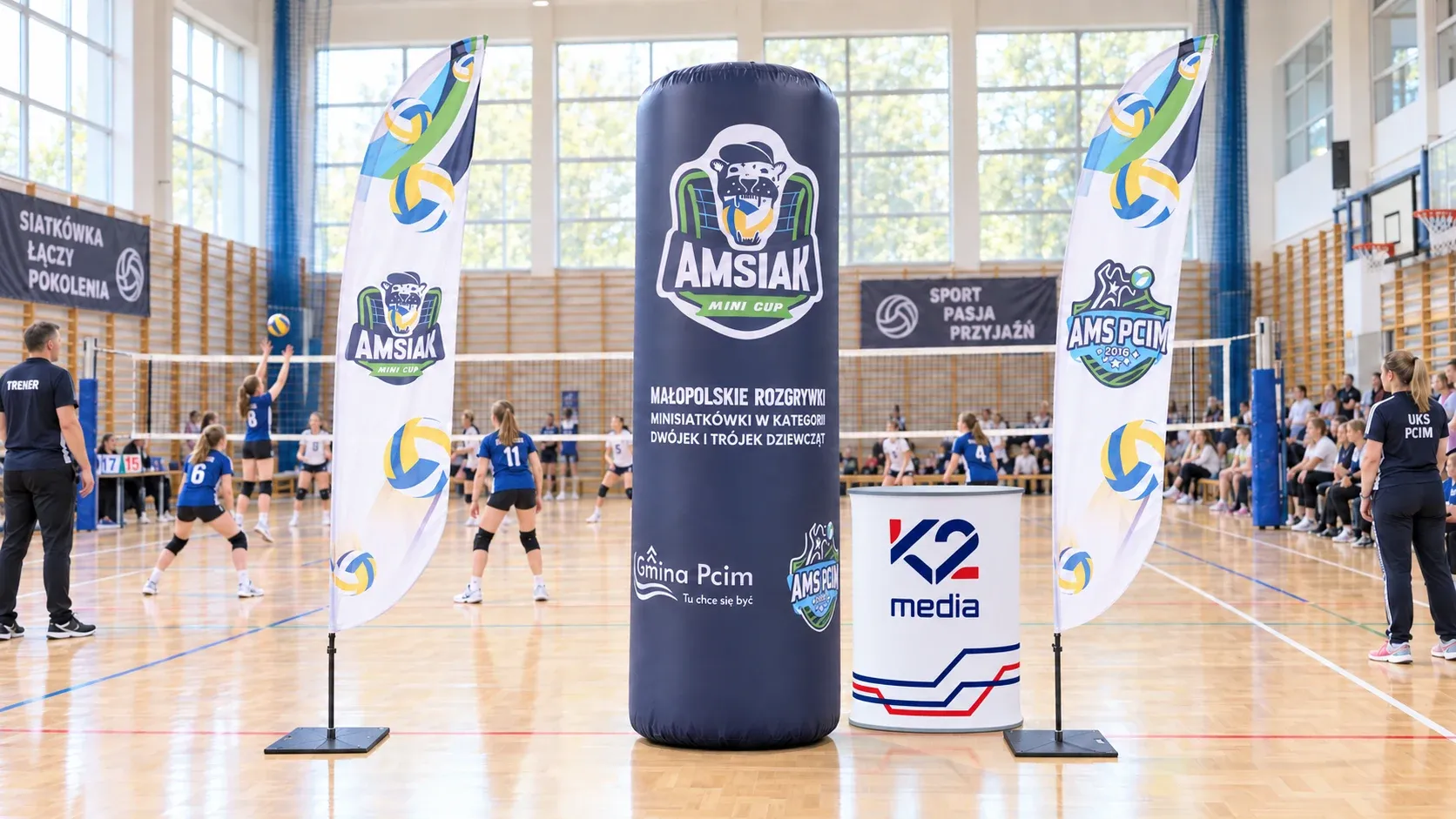 Flagi reklamowe, słup pneumatyczny i trybunka turnieju AMSIAK Mini Cup w hali sportowej